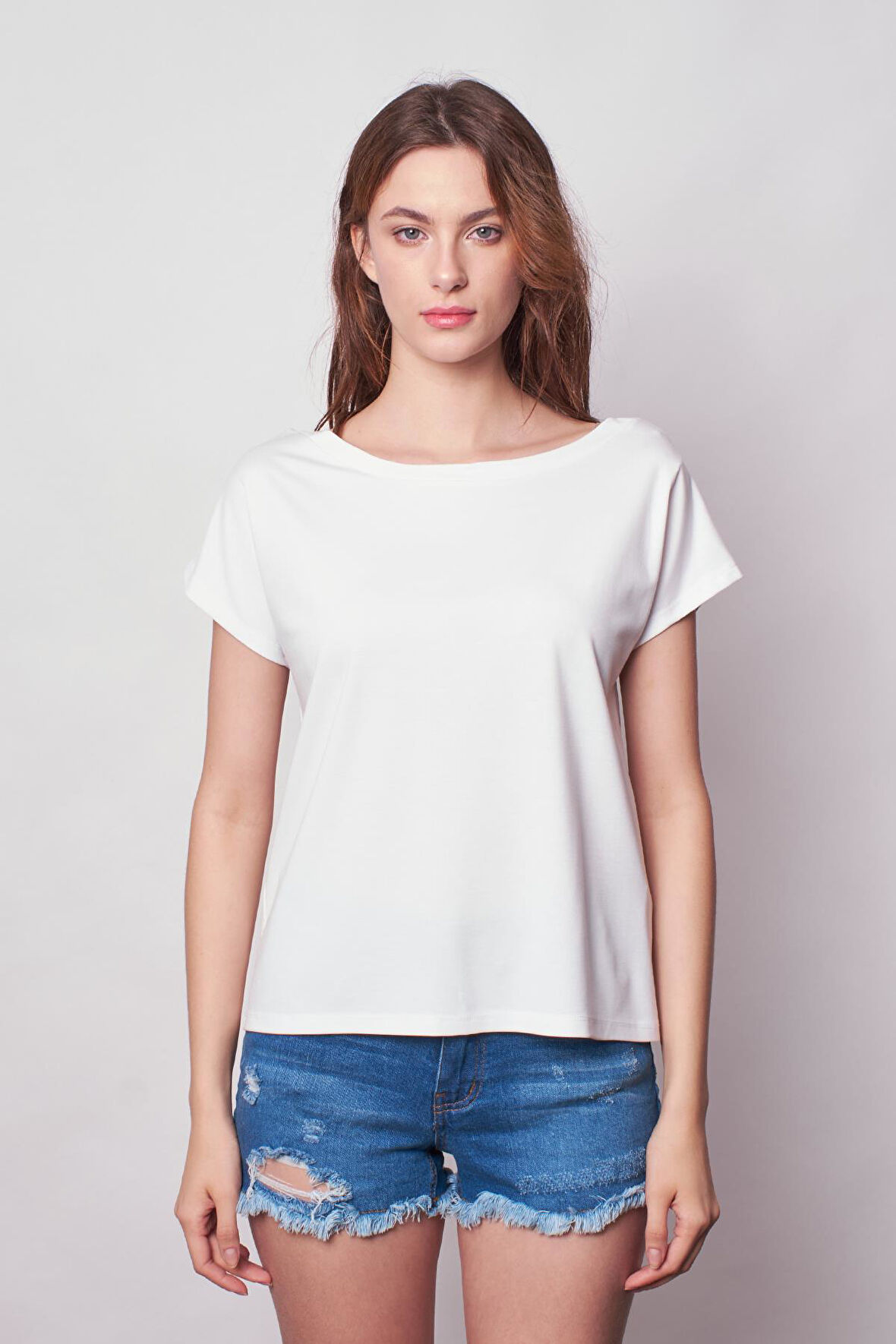 Kadın Kayık Yaka Düşük Omuzlu Kırışmaz Span Karışımlı Şık T-shirt Bluz-Krem