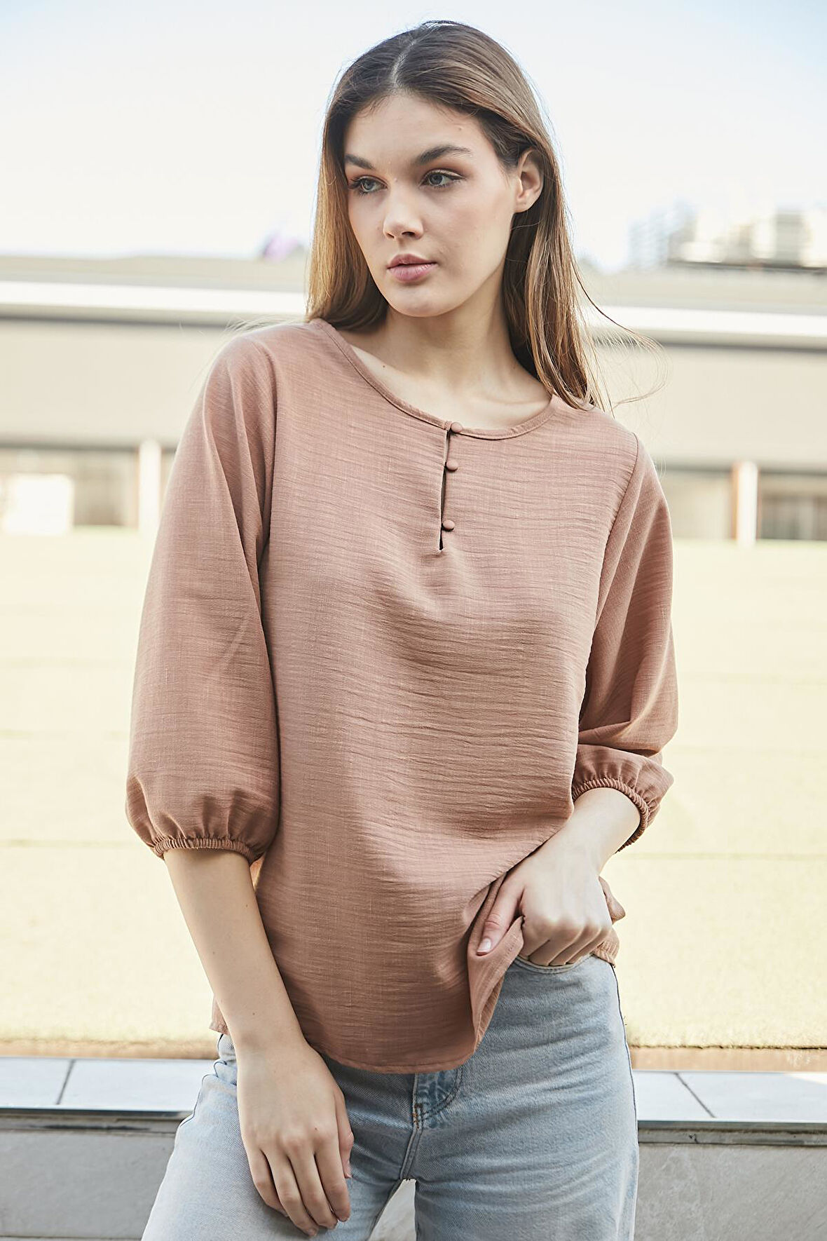 Kadın Keten Geniş Sıfır Yaka Yakası Düğmeli Kolları Lastikli Bluz -Camel 