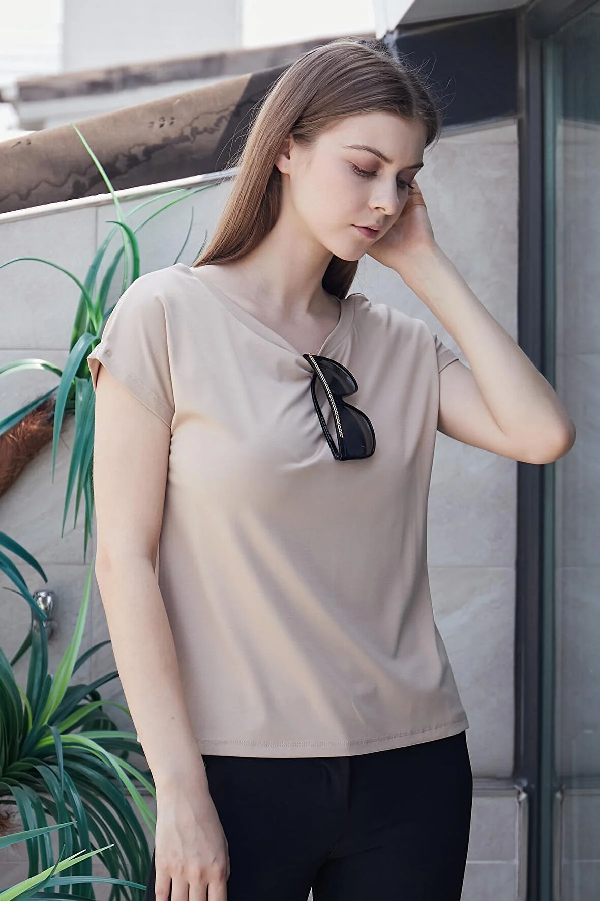 Kadın Kayık Yaka Düşük Omuzlu Kırışmaz Span Karışımlı Şık T-shirt Bluz-Koyu Bej 