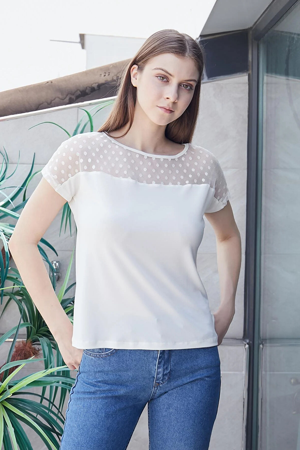 Kadın Likralı Krep Kumaş Puanlı Tül Detaylı Kayık Yaka Düşük Omuzlu Bluz-Krem