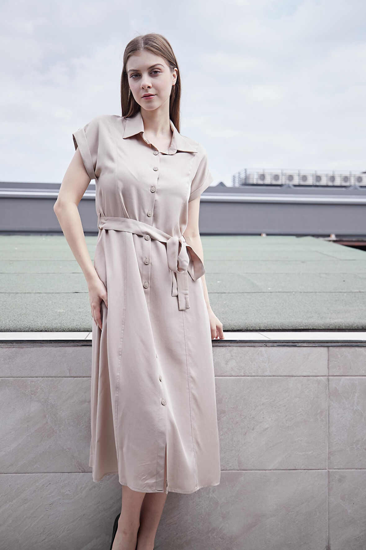 %100  Iyocell Akıcı Şık Kumaş Yakalı Düşük Omuzlu Duble Kollu Bağcıklı Midi Boy Diz Altı Elbise-Taş