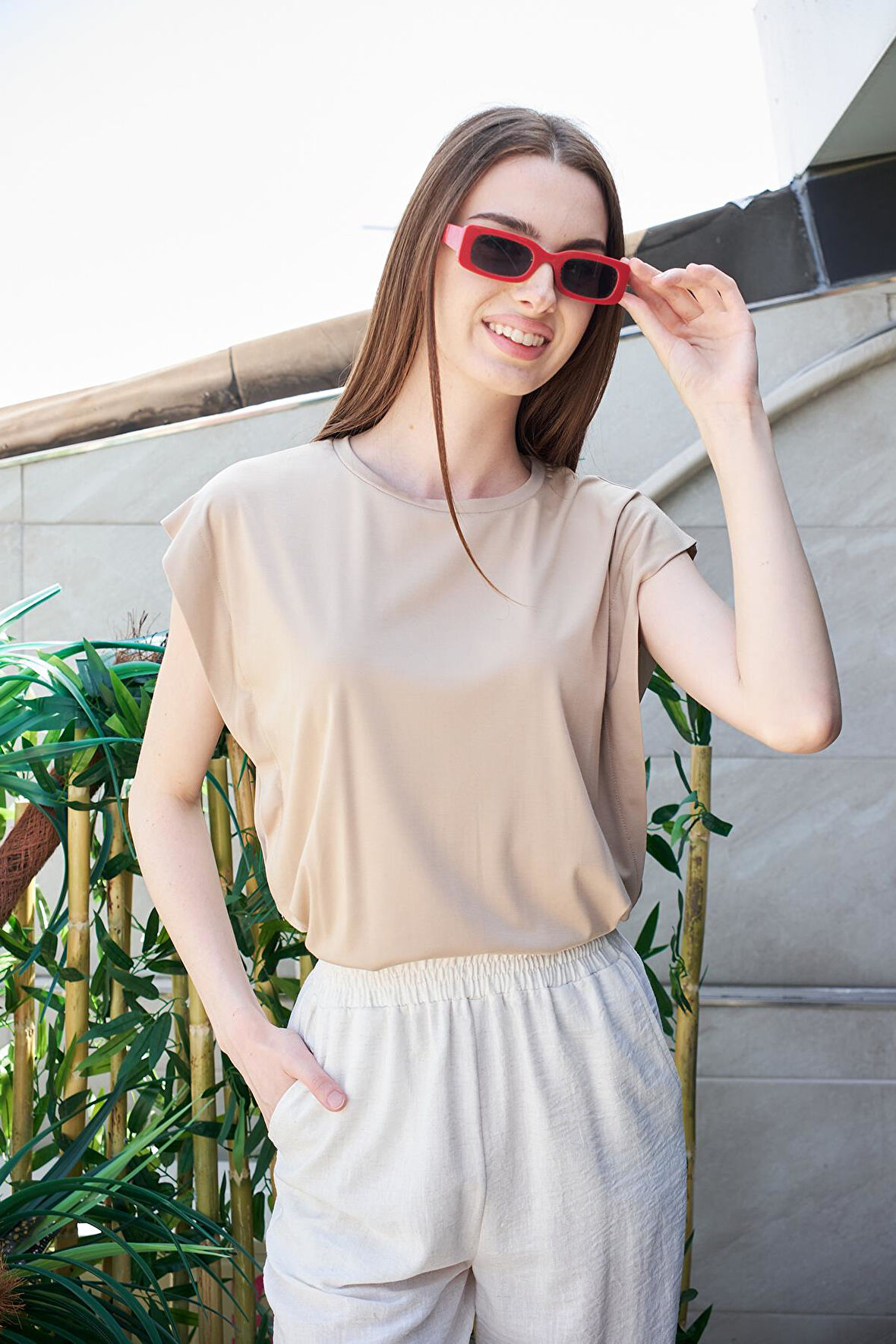 Şık Likralı Span Kumaş Kolsuz Geniş Sıfır Yaka Düşük Omuzlu Basic Tshirt Bluz-Koyu Bej