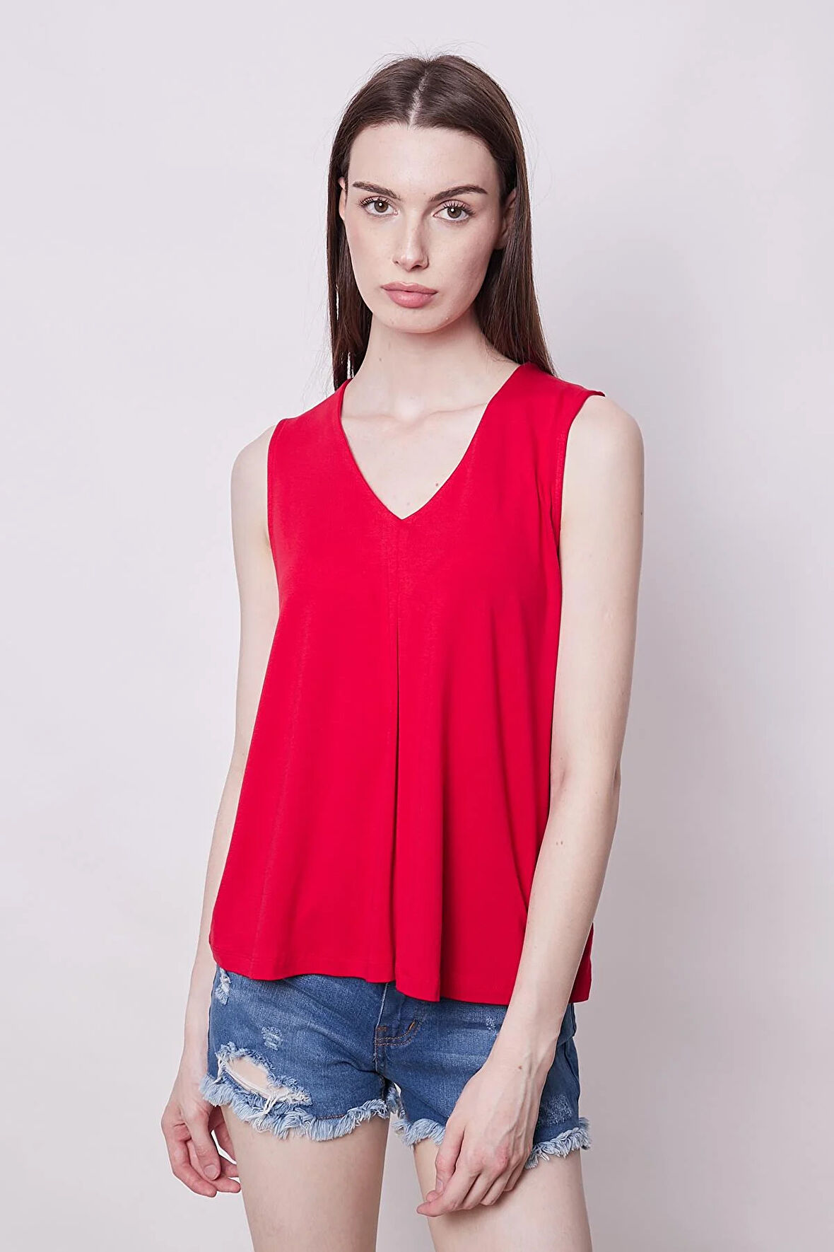 Likralı Viscon V Yaka Kolsuz Önü Pileli Rahat Kesim Bluz-Kırmızı