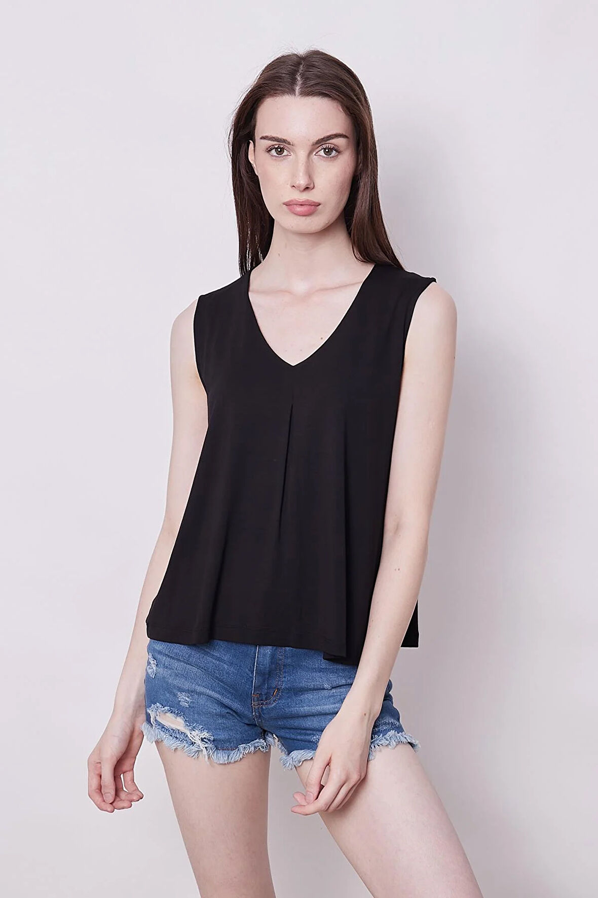 Likralı Viscon V Yaka Kolsuz Önü Pileli Rahat Kesim Bluz-Siyah