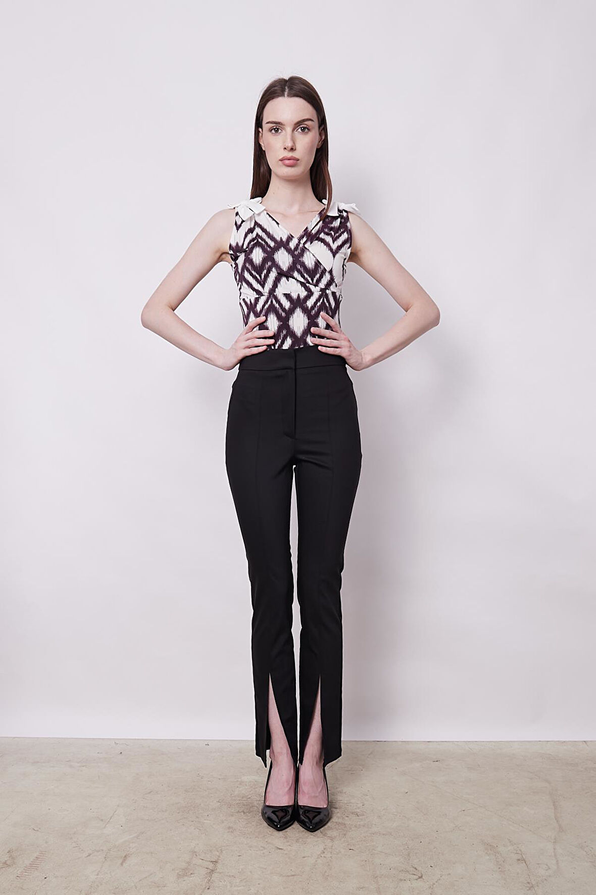 Yüksek Bel Cep Görüntülü Önden Paçası Yırtmaçlı Pantolon -Siyah 