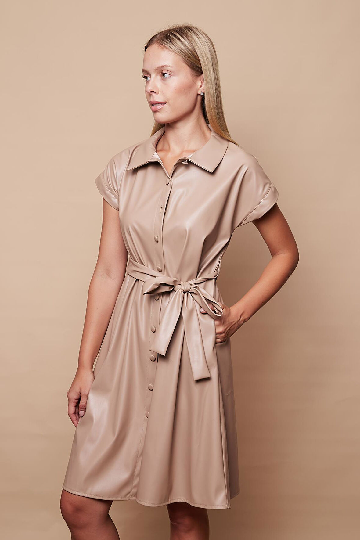 Kadın Hafif Likralı Ekolojik Deri Yakalı Düşük Omuzlu Yan Cepli Düğmeli Diz Boy Elbise-Bej