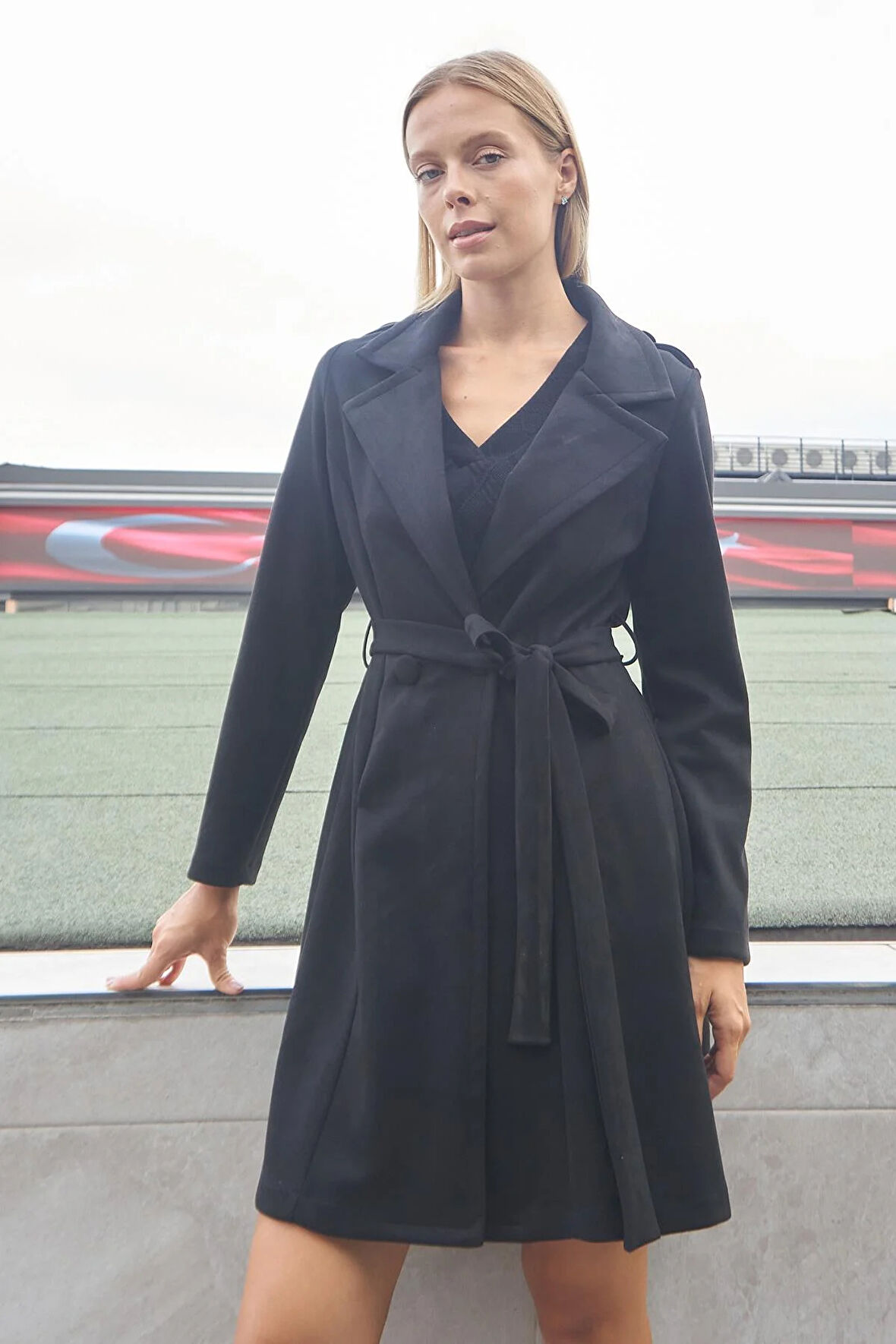 Kadın Hafif Likralı Süet Kumaş Anvelop Kruvaze Cepli Uzun Kol Diz Boy Trençkot-Siyah