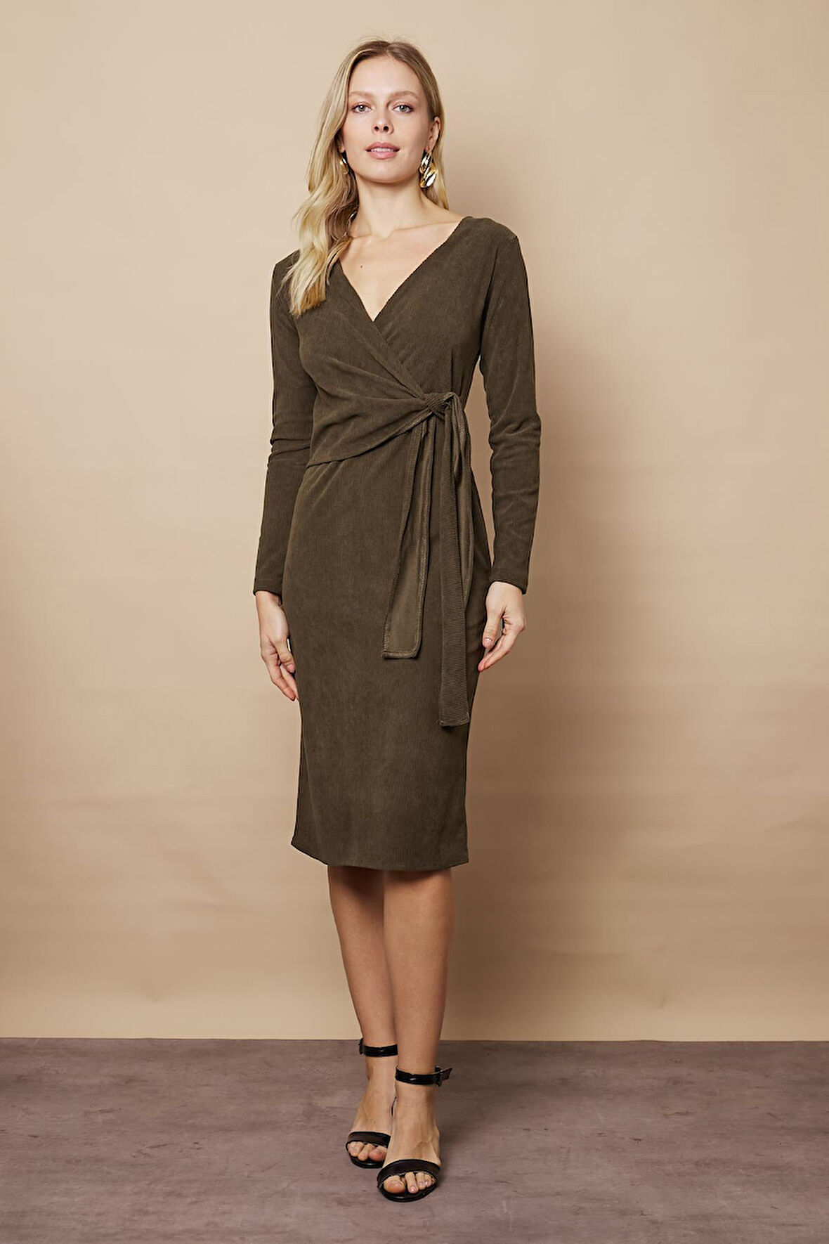 Kadın Kadife Kumaş Kruvaze Anvelop Bağcıklı Uzun Kol Diz Altı Elbise-Haki