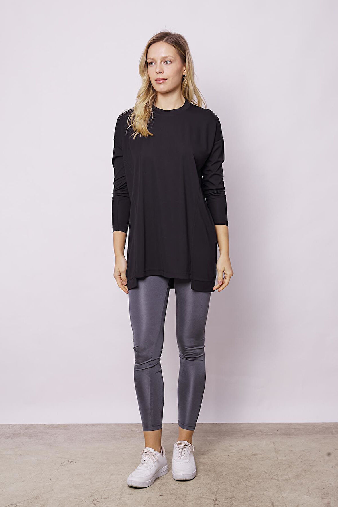 Kadın Sıfır Yaka Uzun Kol Hafif Likralı Kumaş Rahat Kesim(Göbeği Gizler) Tunik Bluz-Siyah