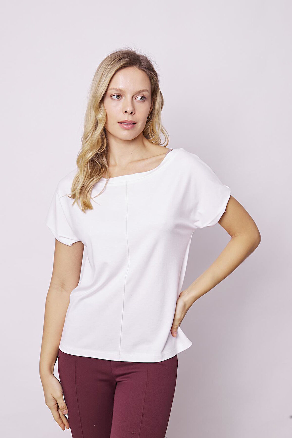 Kadın Likrasız Şık Span Kumaş Kayık Yaka Önü Dikişli Düşük Omuzlu T-shirt Bluz-Beyaz