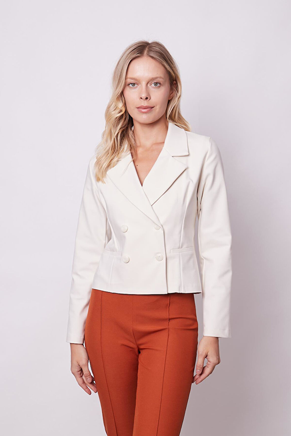 Kadın Yakalı Flato Cepli Uzun Kol Kruvaze Anvelop Hafif Likralı Kumaş Blazer Ceket-Krem