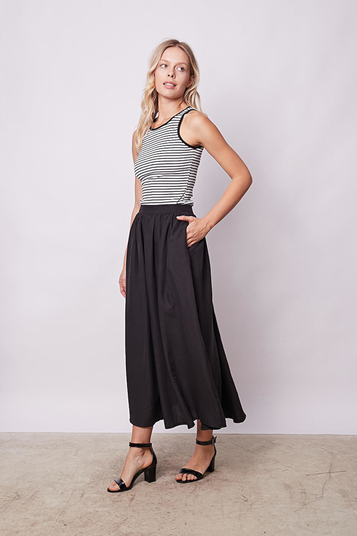 Kadın Baharlık Kumaş Maxi Boy Cepli Fermuar Detaylı Bİlek Boy Uzun Etek-Siyah