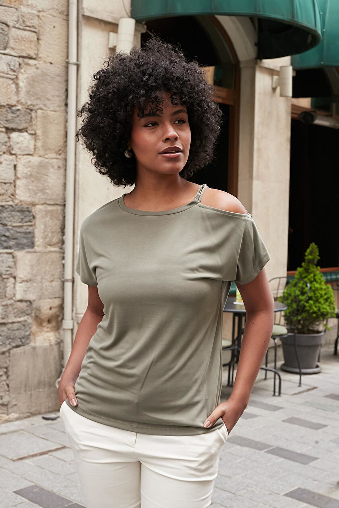 Kadın Modal Penye Geniş Sıfır Yaka Omuzu Dekolteli Aksesuarlı Düşük Omuz Bluz-Haki