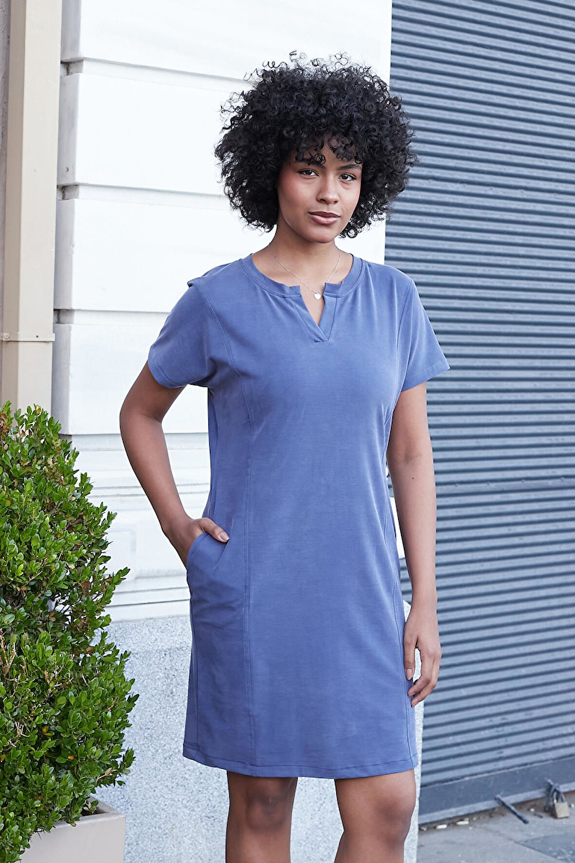 Kadın Modal İpeksi Hafif Esnek Kumaş Geniş Sıfır Yaka Patlı Düşük Omuzlu Yan Cepli Diz Boy Elbise-İndigo