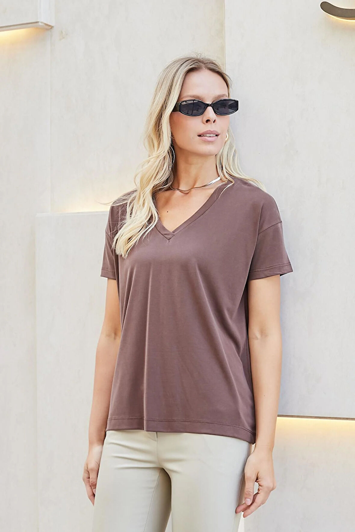Kadın İpeksi Modal Penye Esnek Kumaş V Yaka Düşük Omuzlu Kısa Kol T-shirt Bluz-Kahve