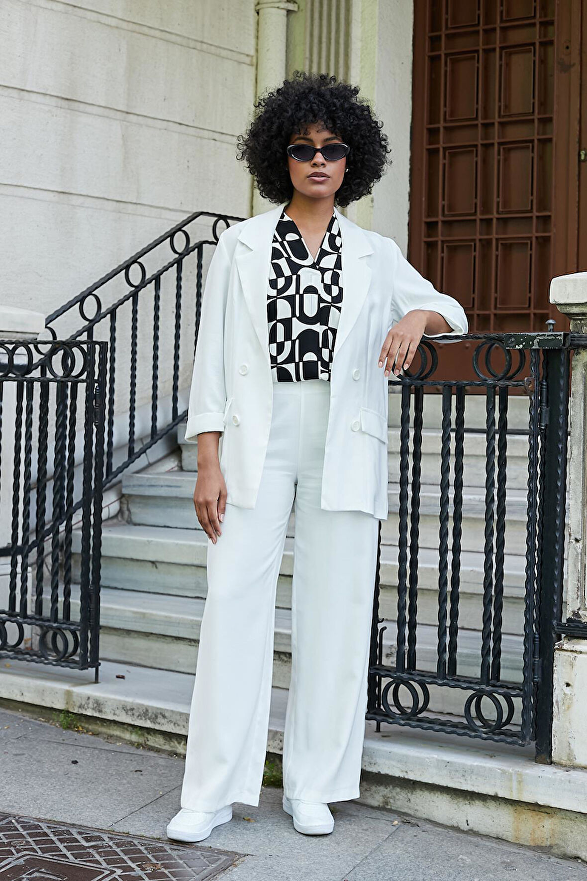 Kadın İpeksi Dokulu Modal Kumaş Yakalı Cep Kapaklı Oversize Salaş Blazer Ceket-Beyaz