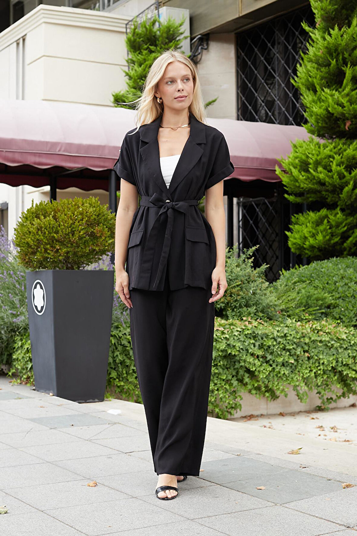 Kadın İpeksi Modal Kumaş Yüksek Bel Beli Lastikli Apoletli Yan Cepli Bol Paça Palazzo Pantolon-Siyah