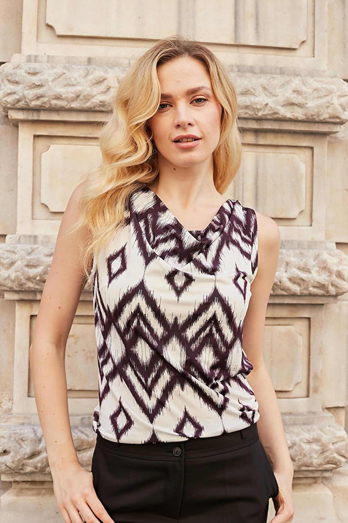 Kadın Likralı Parlak Kumaş Empirme Degaje Yaka Kolsuz Body Bluz-Mürdüm Desen