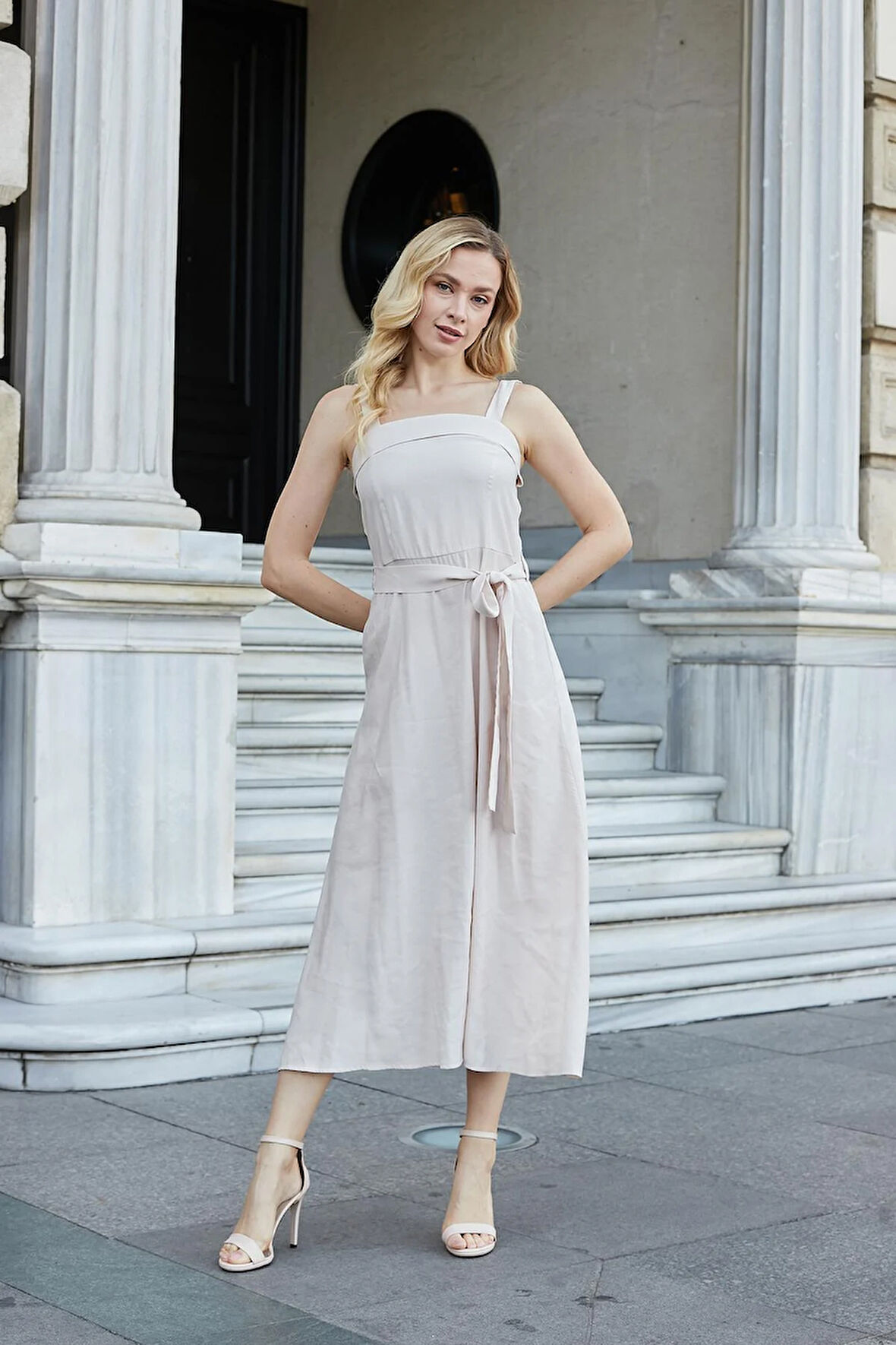 Kadın İpeksi Modal Kumaş Askılı Eteği Kiloş Diz Altı Yazlık Abiye Gece Elbise-Bej