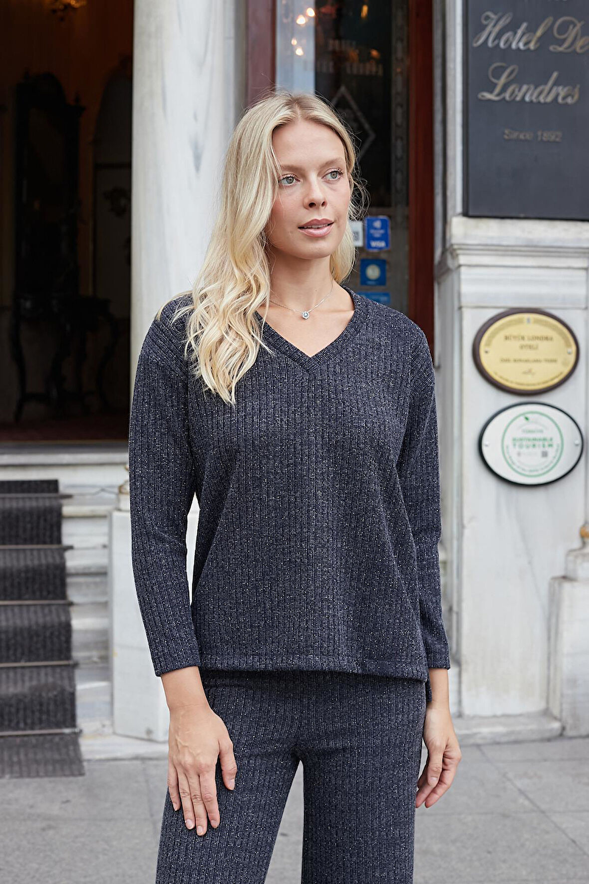 Kadın Simli Kaşkorse V Yaka Düşük Omuzlu Uzun Kol Yırtmaçlı Bluz -Lacivert 