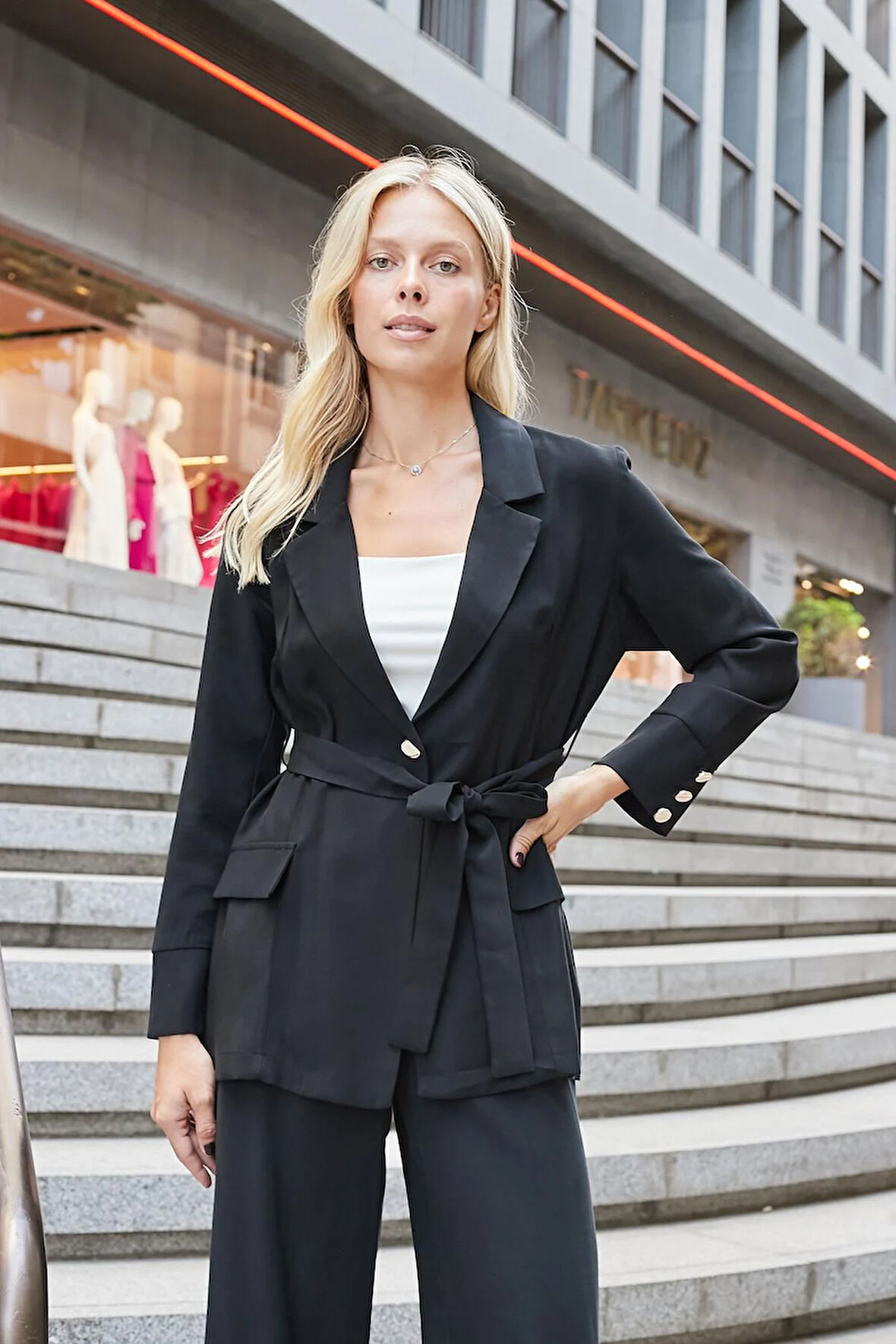 Kadın İpeksi Modal Kumaş Yakalı Cep Kapaklı Kolları Düğmeli Bağcıklı Uzun Blazer Baharlık Ceket-Siyah