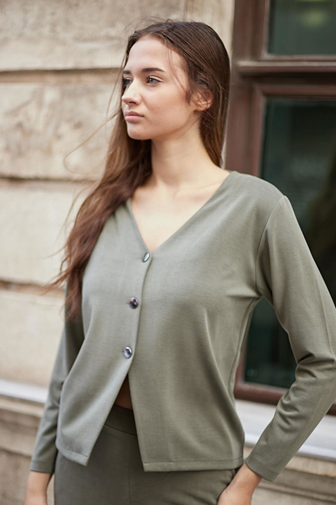 Kadın Esnek İpeksi Modal Kumaş V Yaka Uzun Kol Düğmeli Ceket-Haki