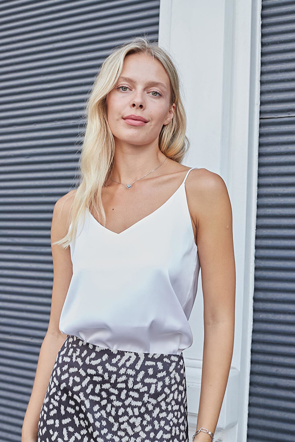 Kadın İpeksi Dokulu Saten Kumaş İp Askılı Bluz-Krem