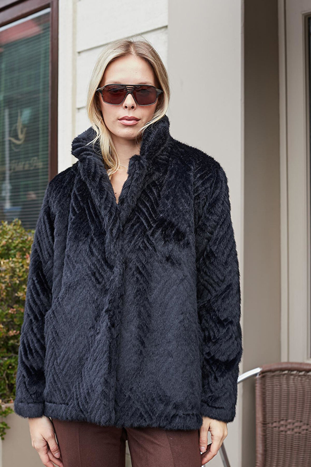 Kadın Kürk Yakalı Uzun Kol Astarlı Orta Boy Kaban-Siyah