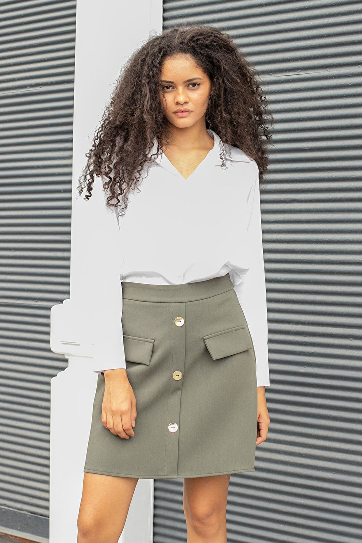 Kadın Diz Üstü Yüksek Bel Önü Düğmeli Cep Kapaklı Hafif Likralı Kumaş Çan Etek-Haki 