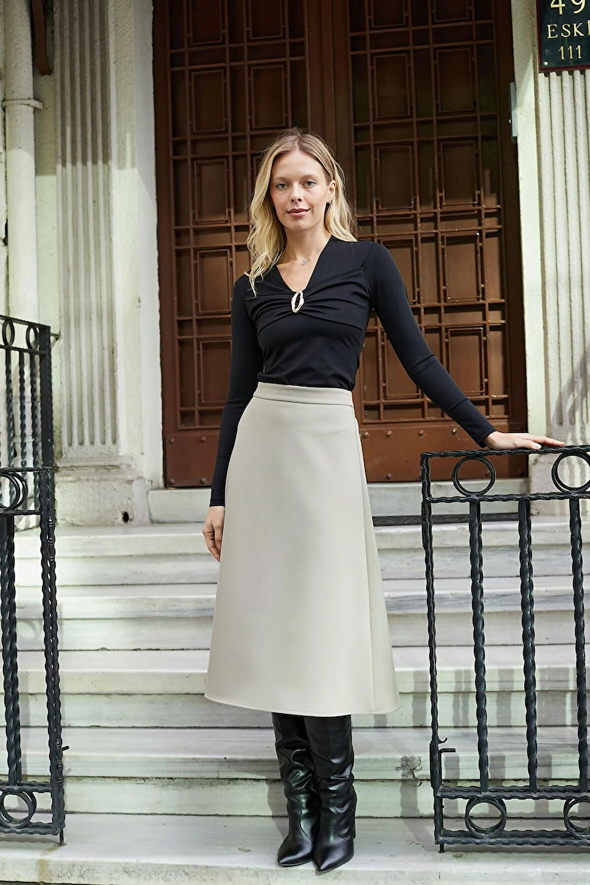 Kadın Hafif Parlak Şık Esnek Kumaş V Yaka Önü Büzgülü Aksesuarlı Uzun Kol Bluz-Siyah