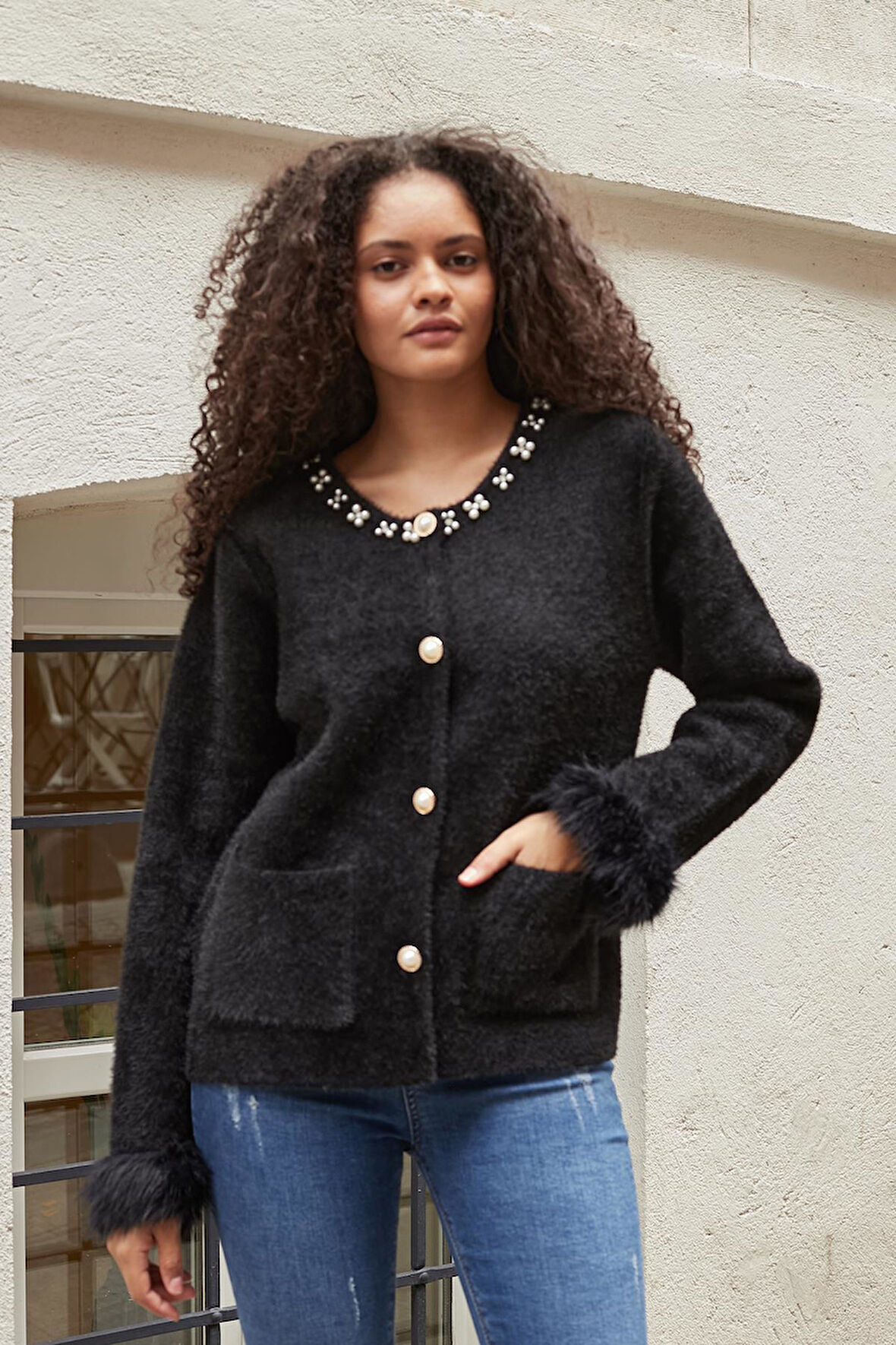 Kadın Akası İncili Kolu Kürklü Cepli Kalın İpeksi Triko Hırka-Siyah