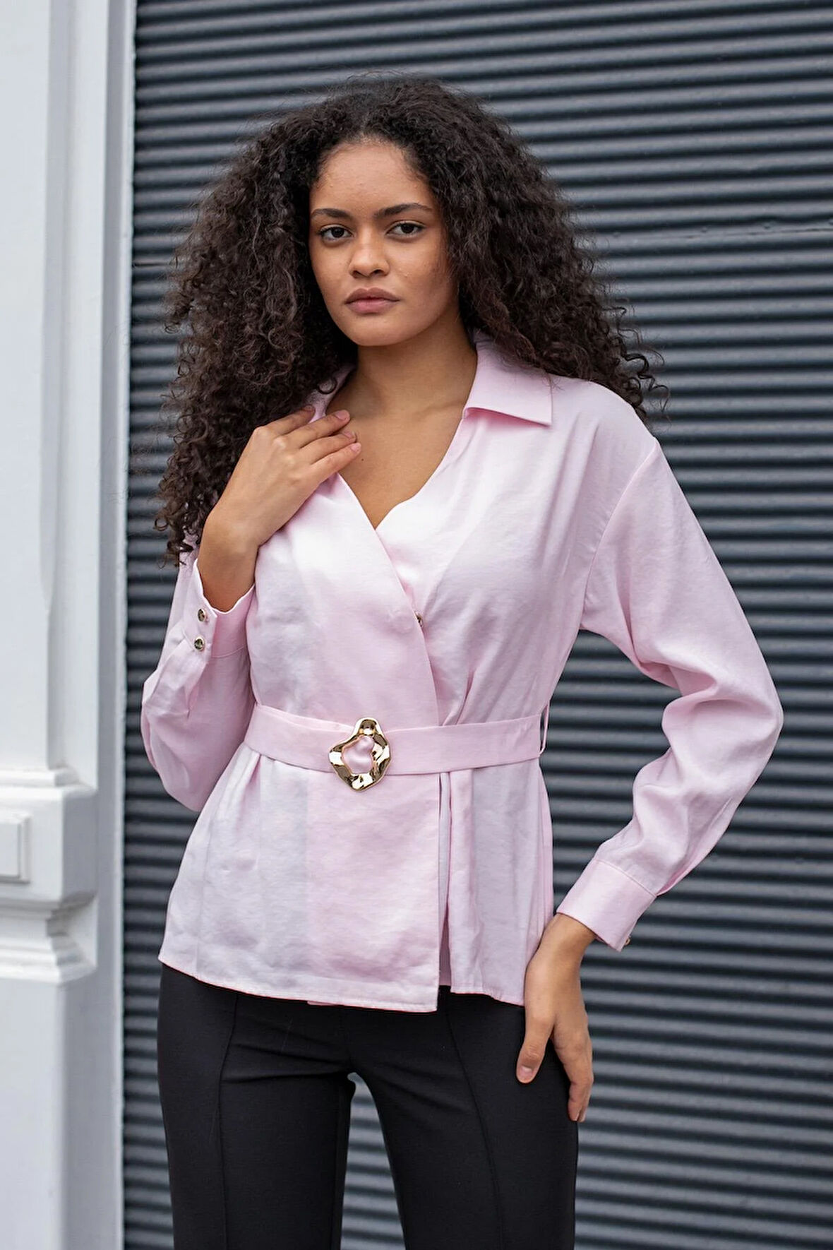 Kadın İpeksi Dokulu Likrasız Modal Kumaş Yakalı Anvelop Kemerli Şık Bluz-Pembe