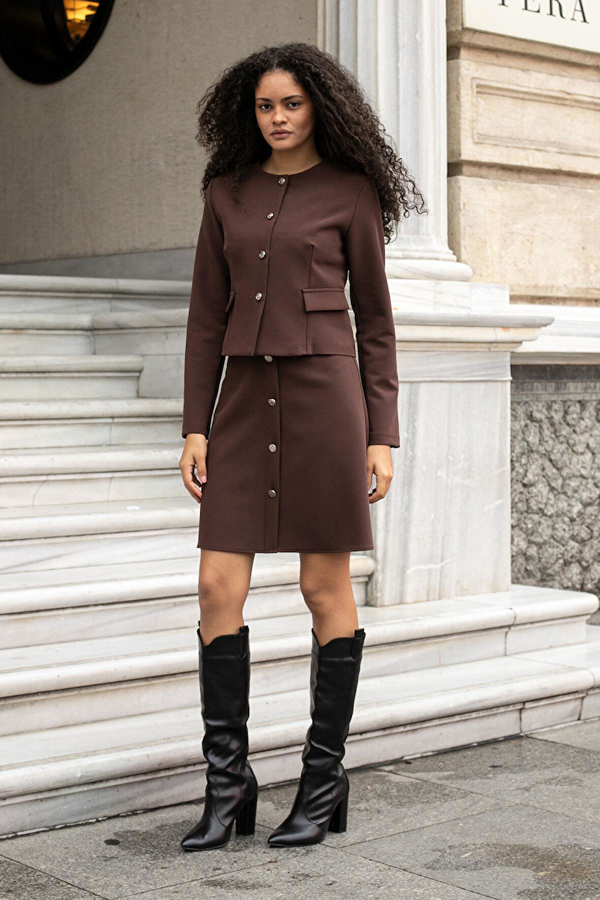 Kadın Hafif Esnek Kumaş Geniş Sıfır Yaka Cep Kapaklı Uzun Kol Dar Kesim Hafif Kısa Blazer Ceket-Kahve 