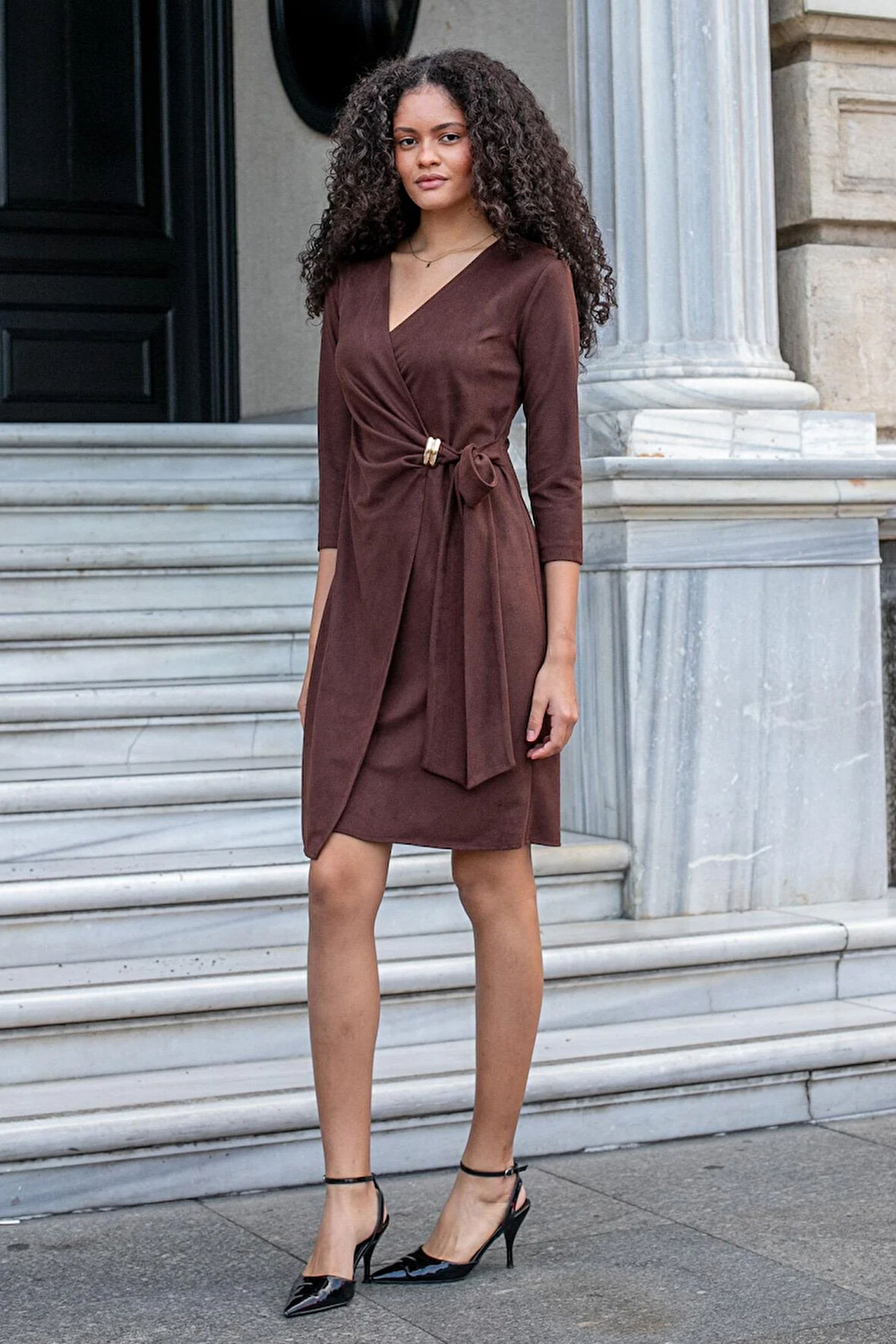 Kadın Hafif Esnek Diyagonel Süet Kumaş Kruvaze Bağcıklı Kapri Truvakar Kol Diz Boy Elbise-Kahve