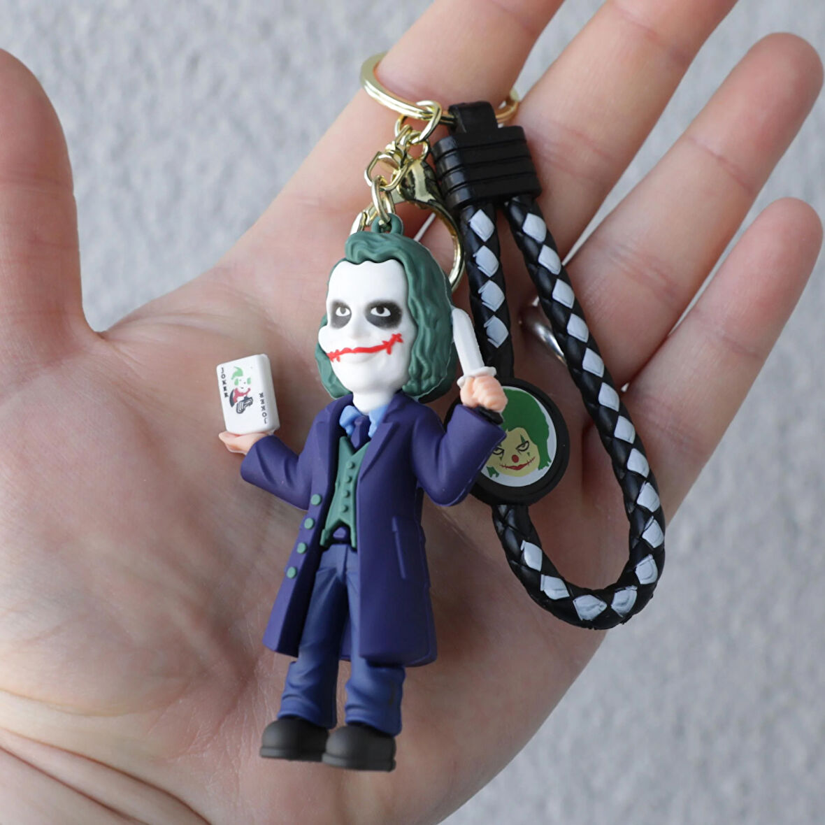 Joker Figürlü Anahtarlık – Kötülüğün İkonik Gülümsemesi Yanınızda!