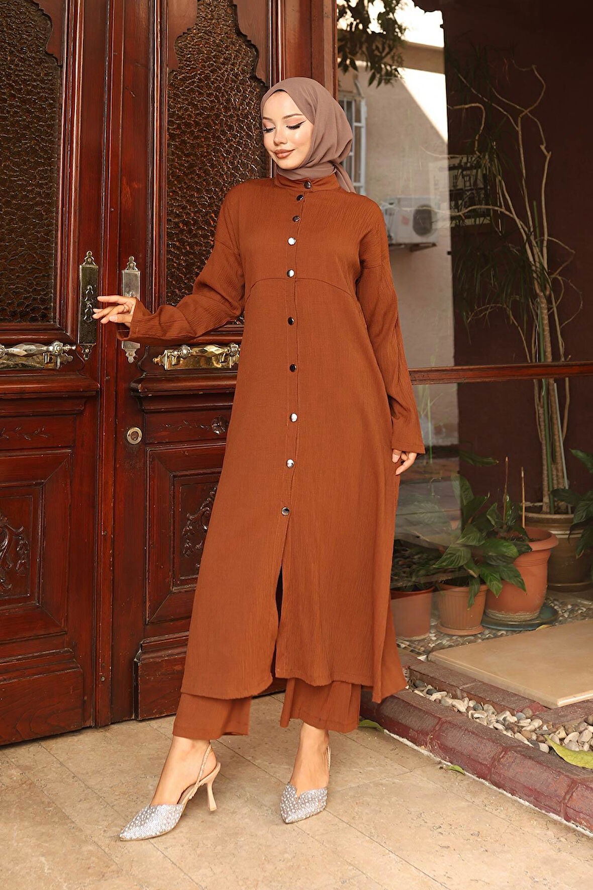 Yaka Detaylı Uzun Takım Kahverengi