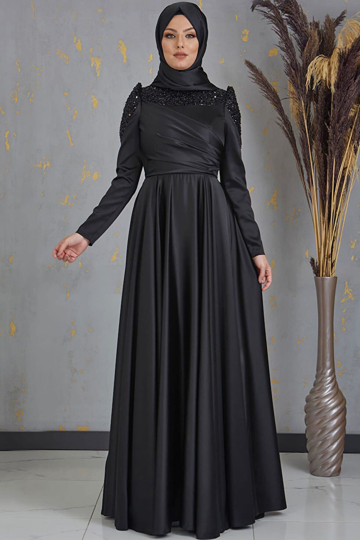 Bersu Önü Pul Boncuk İşlemeli Tesettür Abiye Siyah