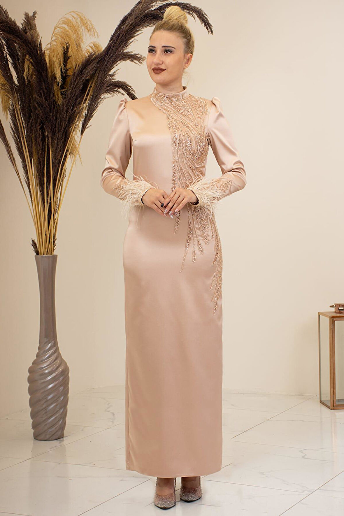 Önü Boncuk Aplik İşleme Kolları Tüylü Nara Tesettür Abiye Gold