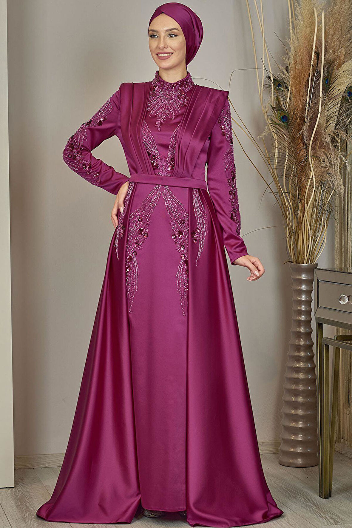 Önü Drapeli Kuyruklu Boncuk İşlemeli Miranda Tesettür Abiye Fuşya