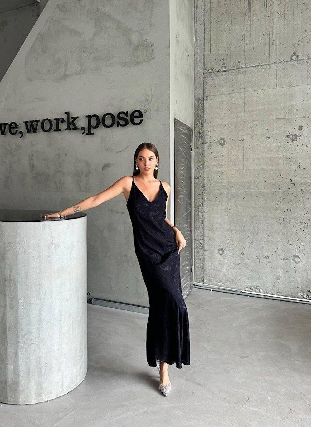 JAKARLI ASKILI SATEN ELBİSE ASİMETRİK - Siyah