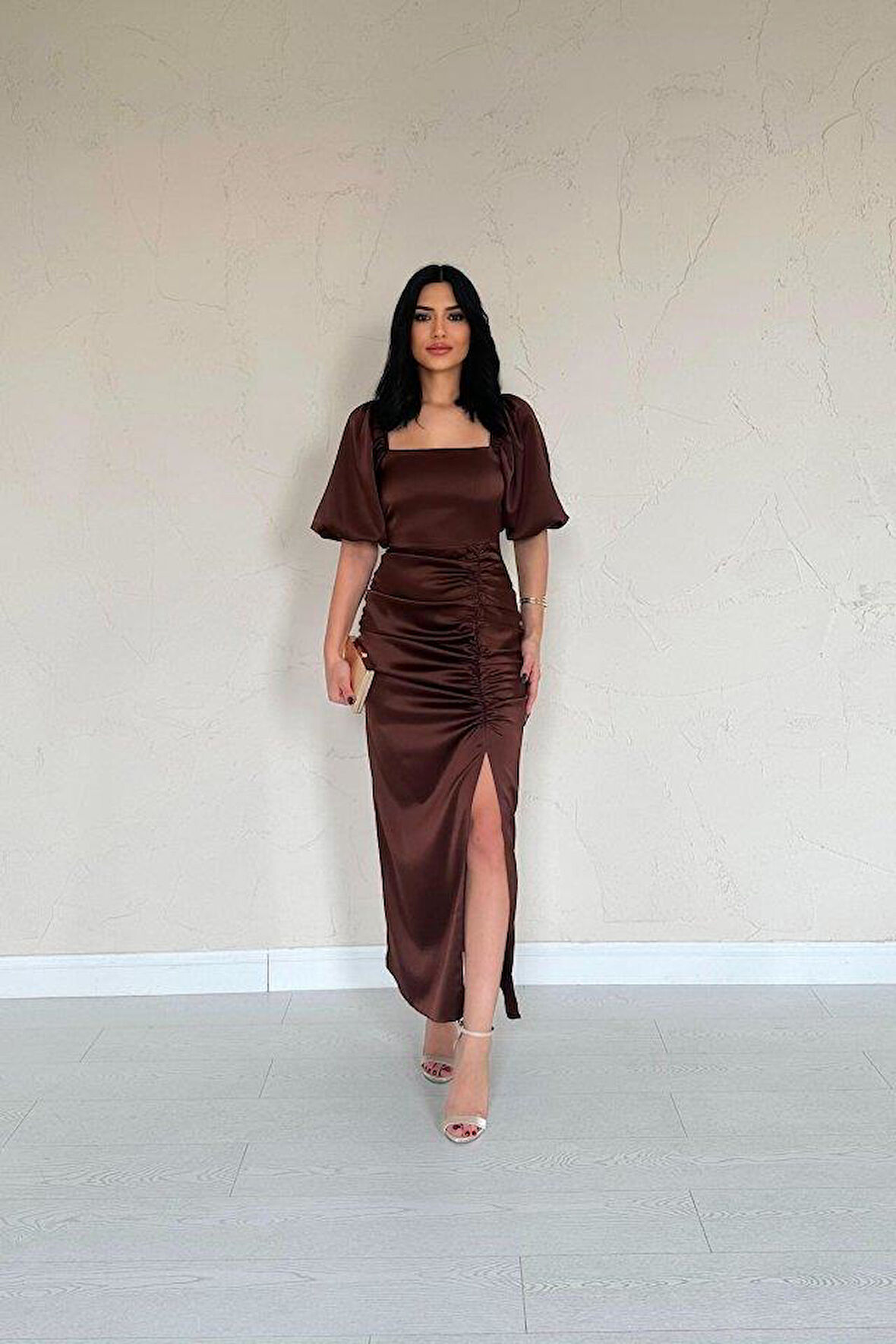 Kahverengi Büzgülü Saten Elbise