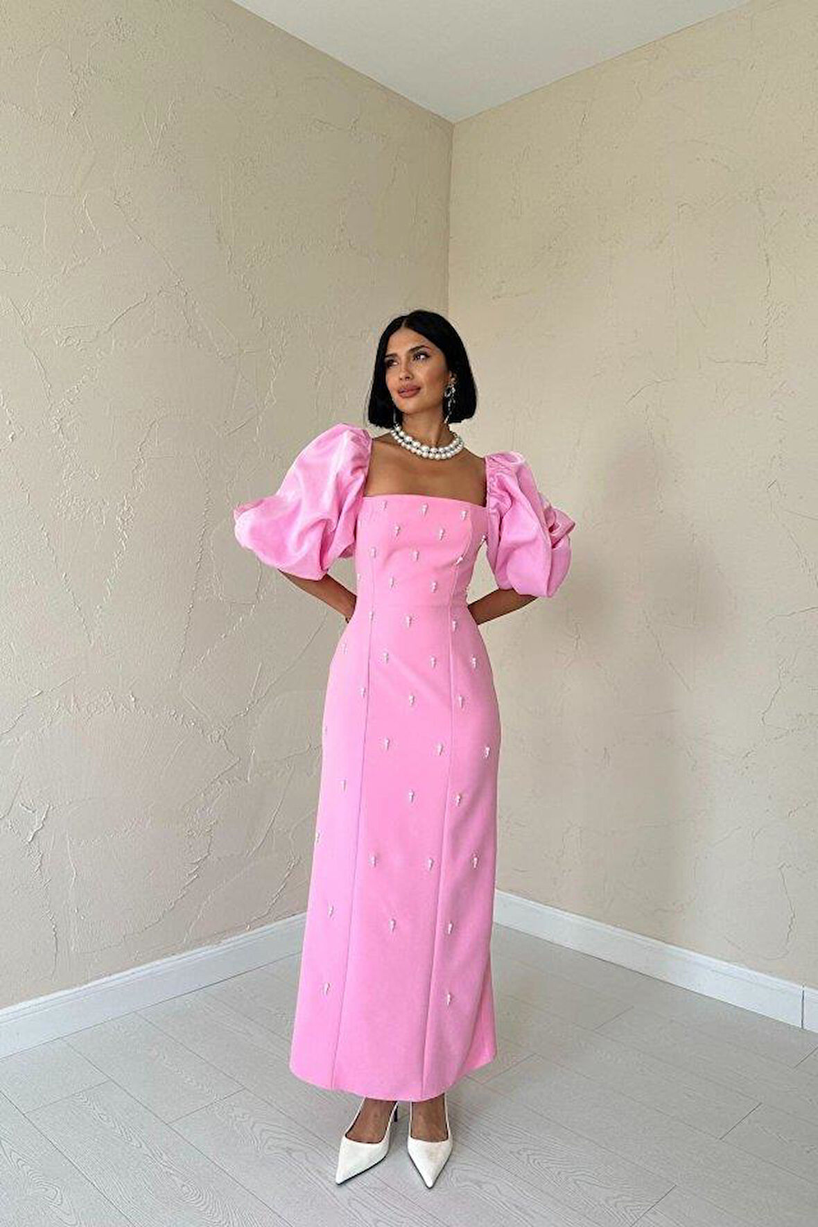 Pembe İşlemeli Kolu Garnili Elbise