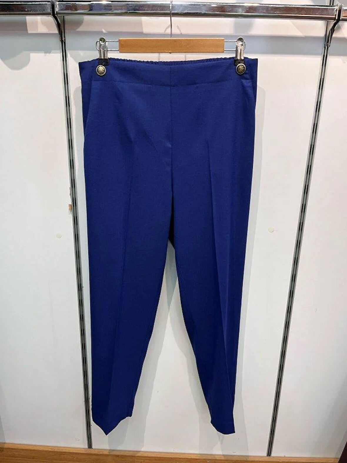 Dekorati̇f Düğmeli̇ Arka Bel Lasti̇kli̇ Pantolon