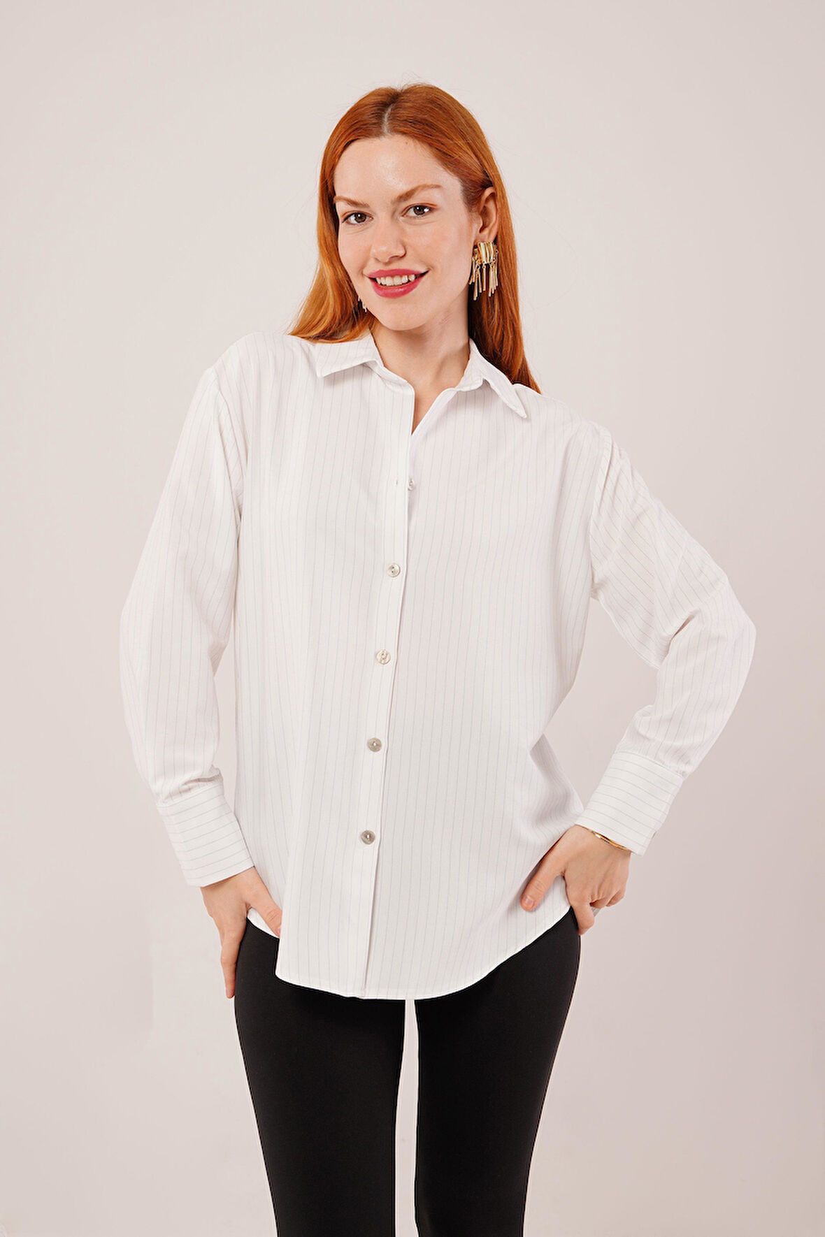 İnce Çizgi Detaylı Beyaz Gömlek