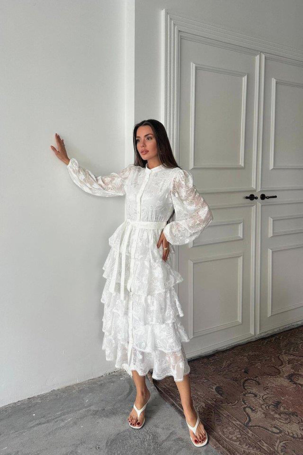 Beyaz Valonlu Şeritli Kat Kat Elbise