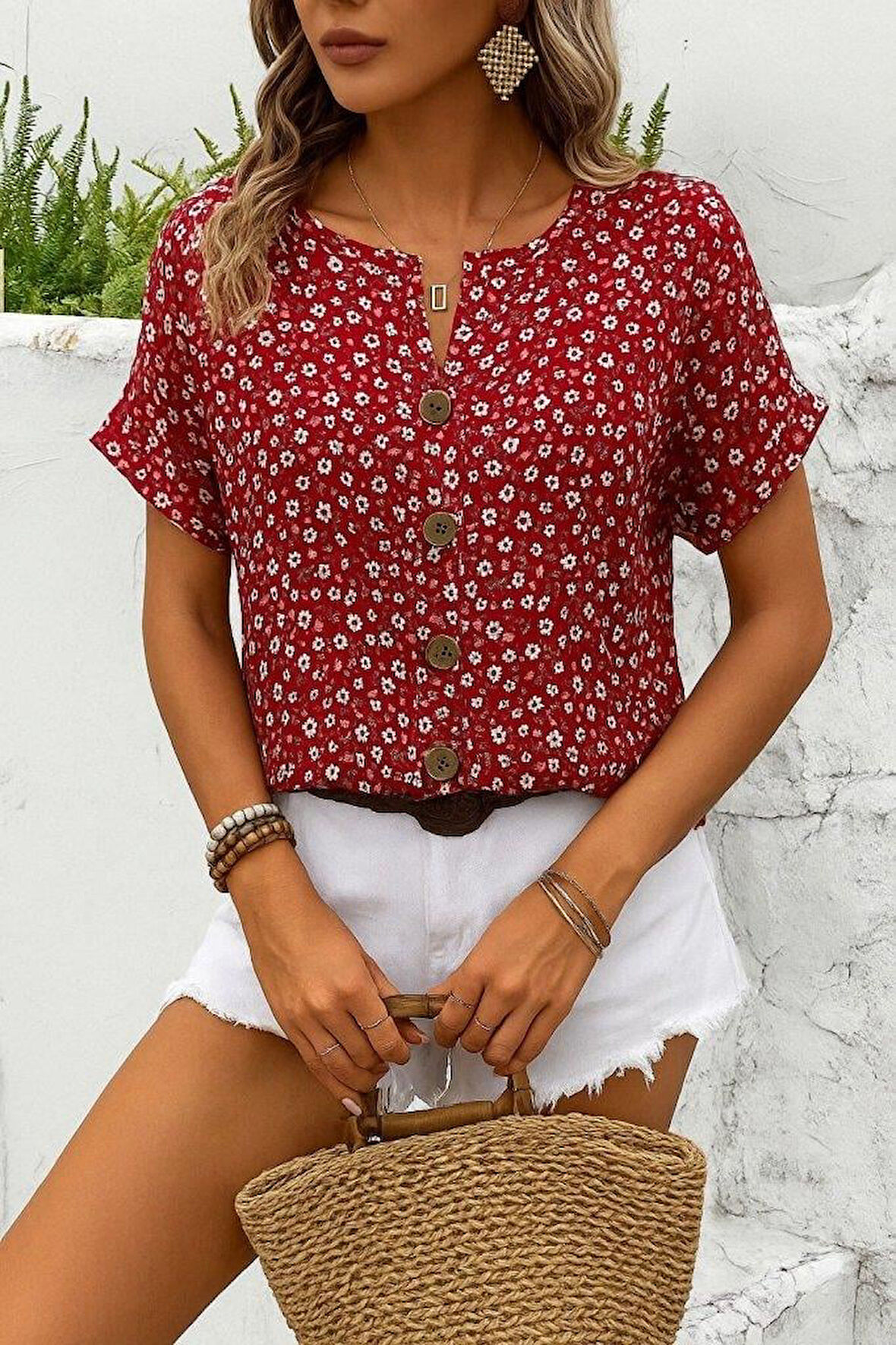 Kadın Kısa Kollu çentikli V Yaka Ve Düğme Detaylı çiçek Desenli Süprem Bluz