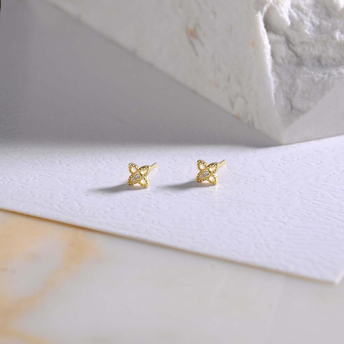 14 Ayar Altın Minik Taşlı Küpe 0,72 gr