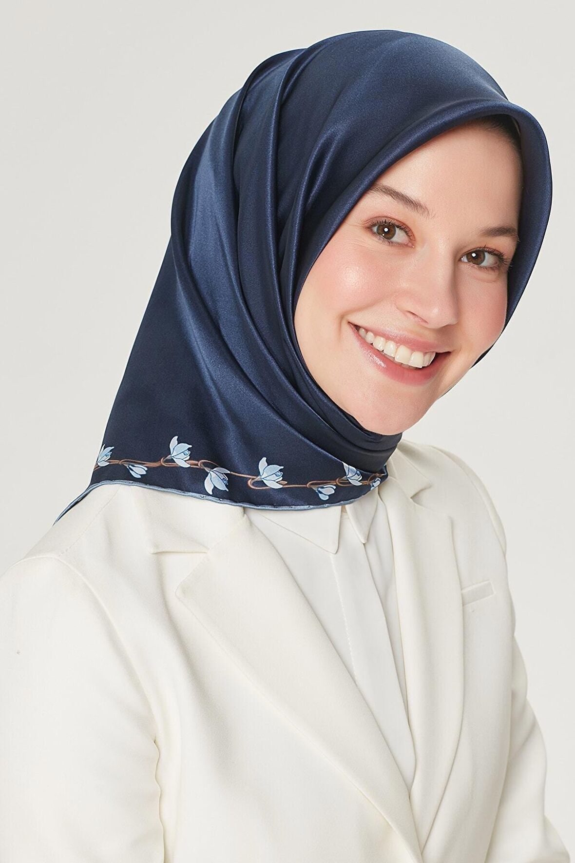 Armine Nostalji Serisi İpek Twill Eşarp 8553D-80
