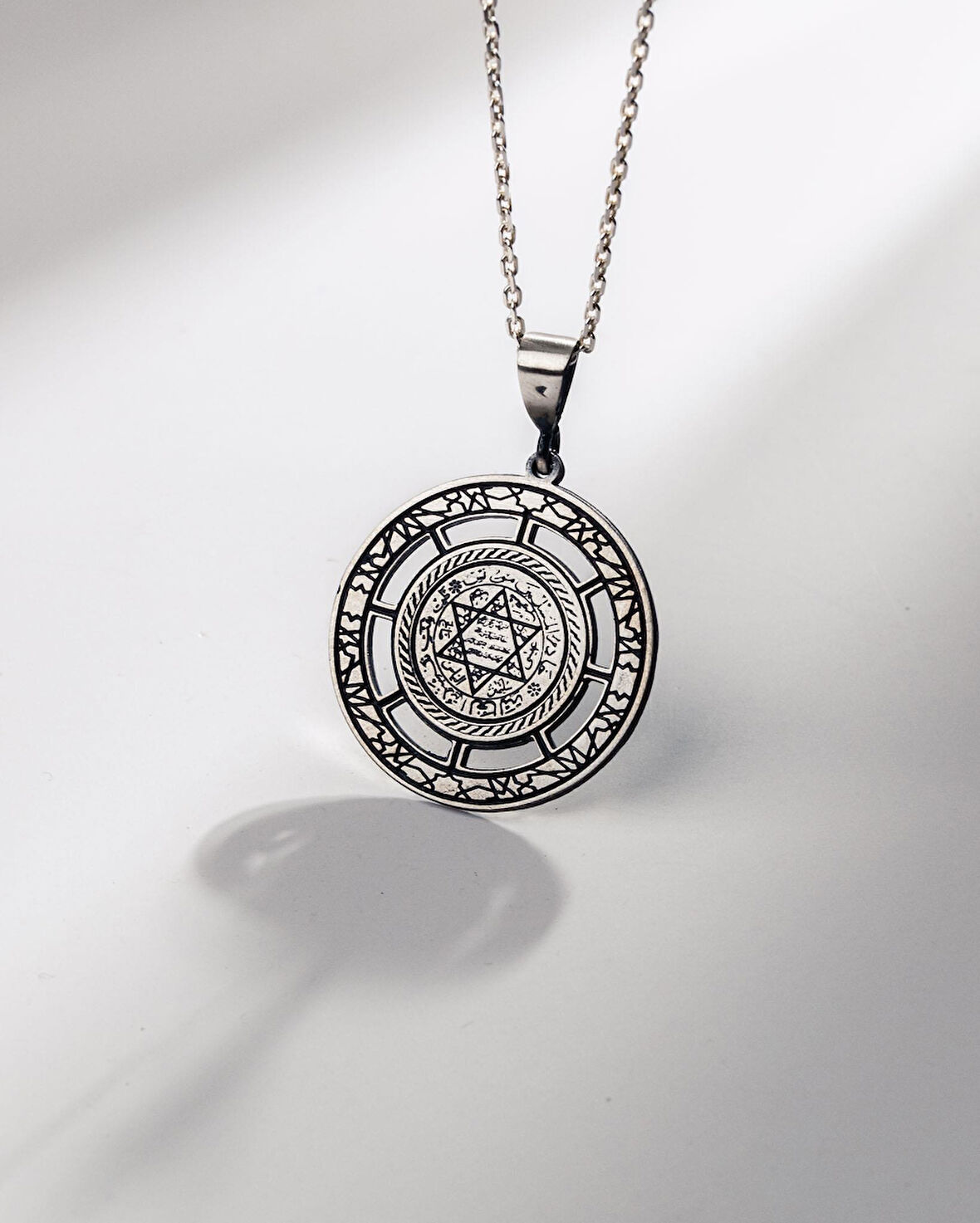 Geçmeli Formda Süleyman Mührü İşlemeli 925 Ayar Gümüş Kolye (30 mm)