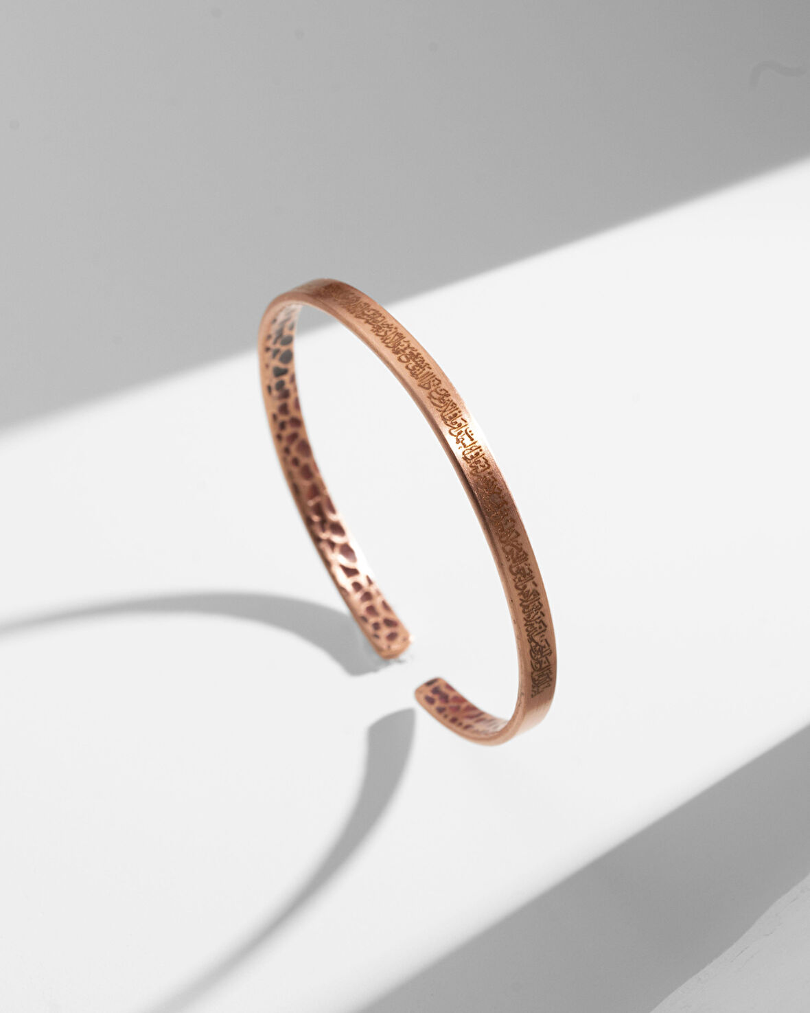 İçi Dövme Desenli Dışı Ayetel Kürsi Yazılı İnce Bakır Bilezik